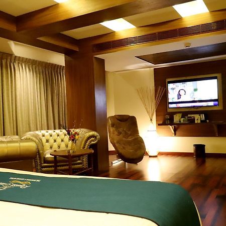 Hotel Reyansh Grand Boisar Extérieur photo